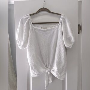 Beautiful textured white short sleeve top with tie!